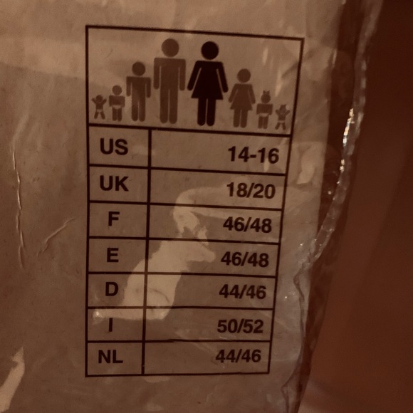 Countess Vampire costume, includes 2 pcs. Size 14-16 - Picture 3 of 3